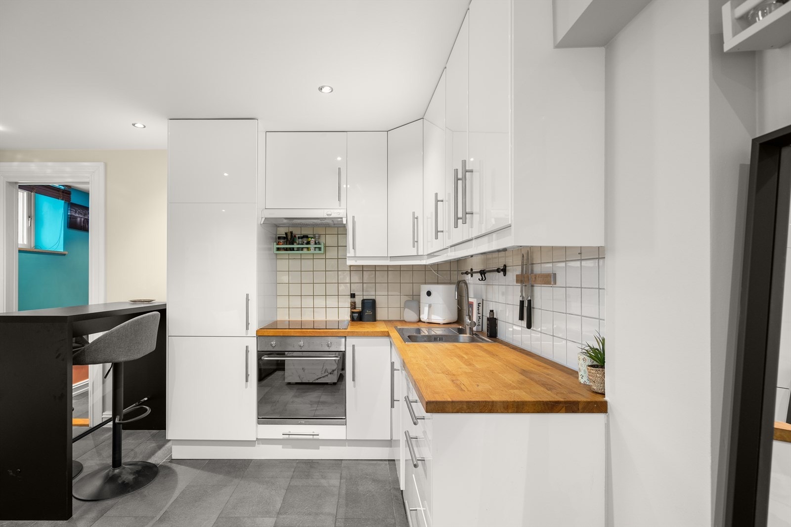 Kjøkkeninnredning fra 2008 med glatte laminerte fronter, heltre benkeplate med nedsenket oppvaskkum som har etgreps blandebatteri. Galleribilde