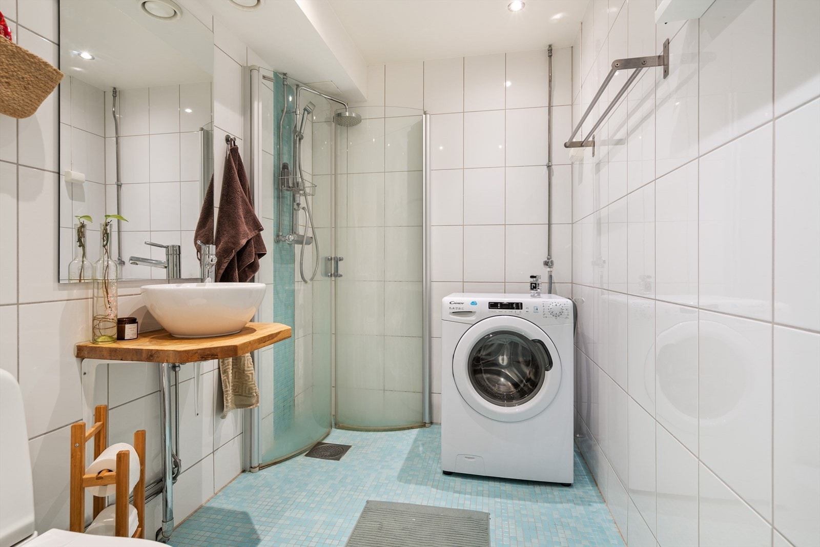 Tidløst bad med innredning bestående av innfellbare dusjdører, wc og servant med ettgreps blandebatteri. Galleribilde