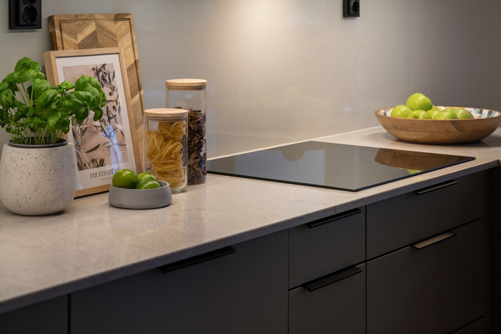 Slitesterk benkeplate i kompositt og integrert induksjonstopp for effektiv matlaging. Galleribilde