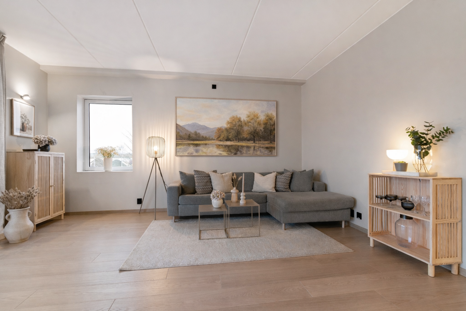 Stuen har laminatgulv og malte, glatte flater. Galleribilde