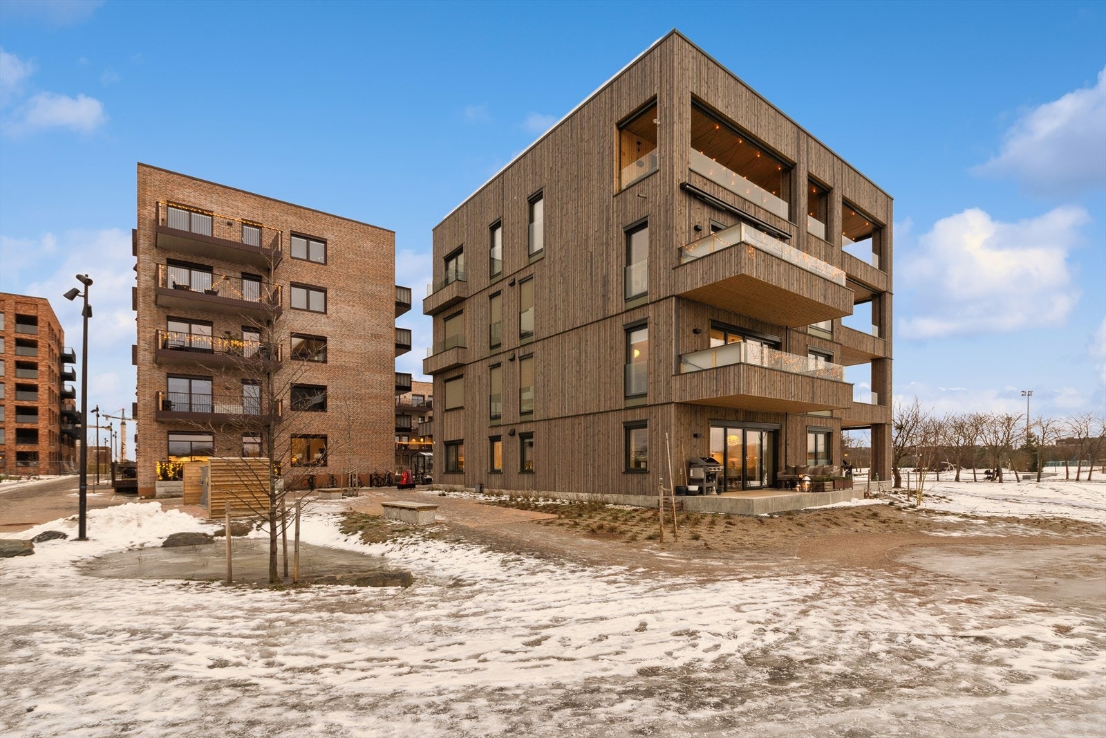 Boligen fra 2024 har en sentral beliggenhet med kort vei til Fornebu Senter. Galleribilde