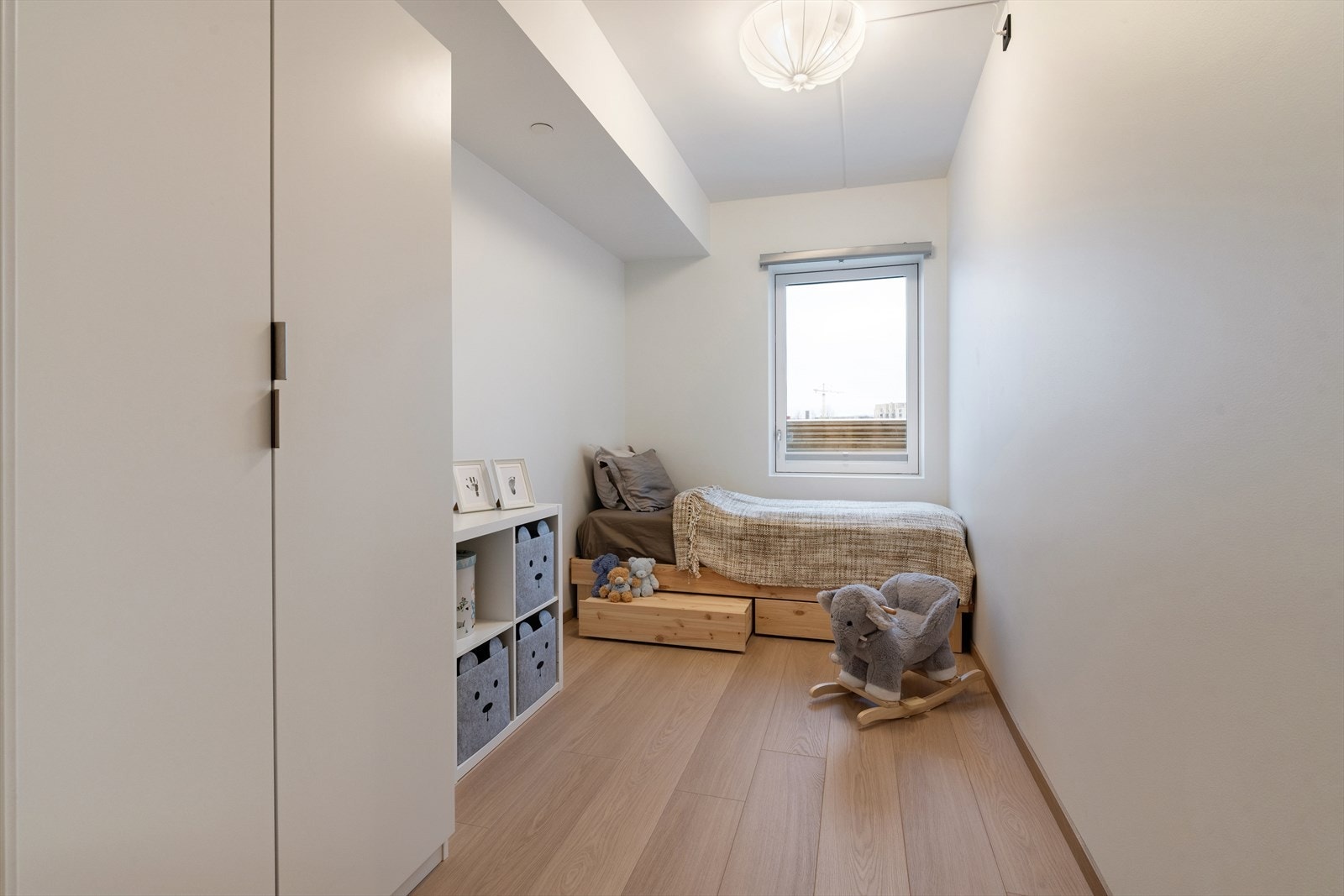 Leilighetens andre soverom er av god størrelse, egnet som barnerom eller gjesterom. Galleribilde