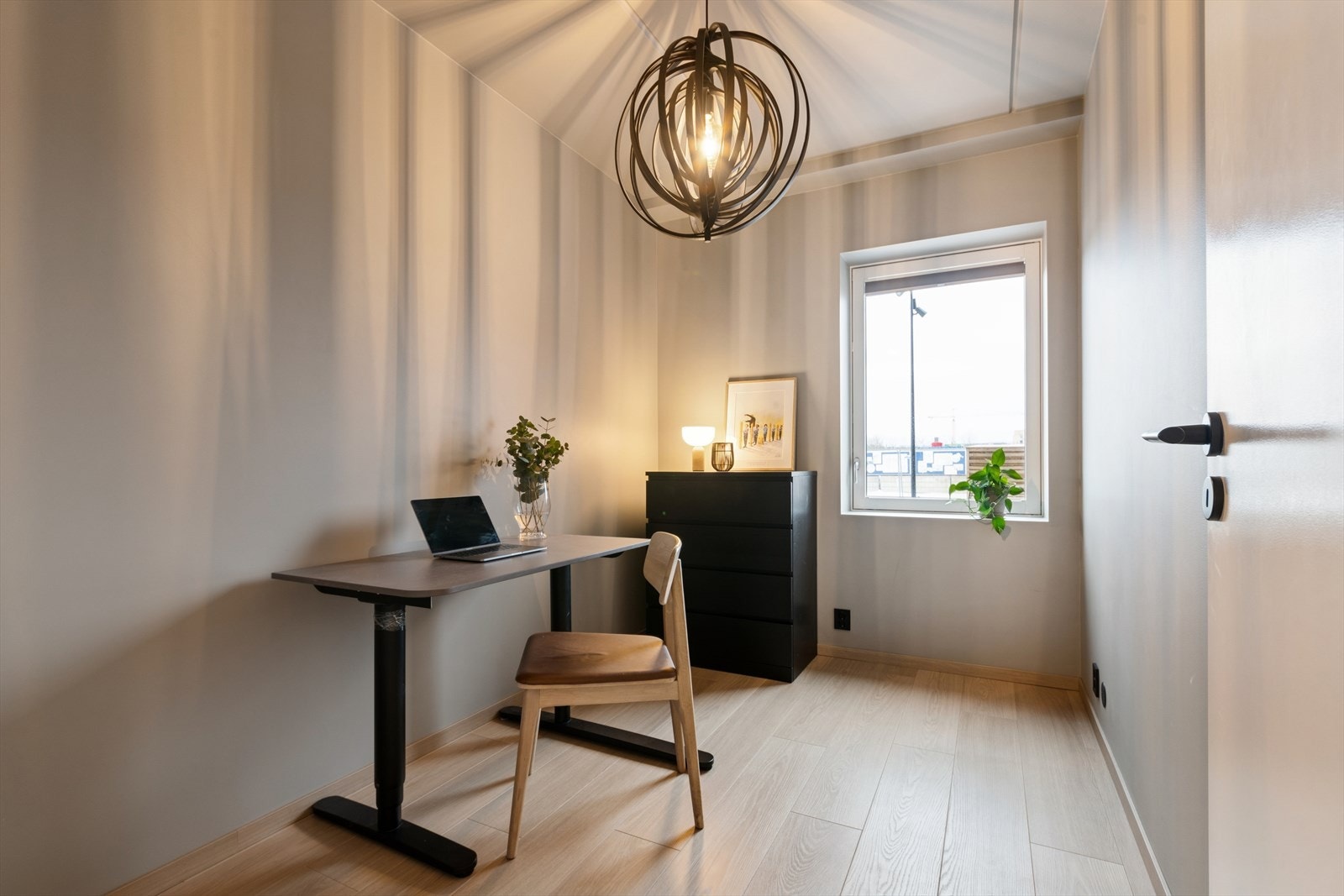 Det tredje soverommet er ideelt som kontor, med plass til en funksjonell arbeidsstasjon. Galleribilde