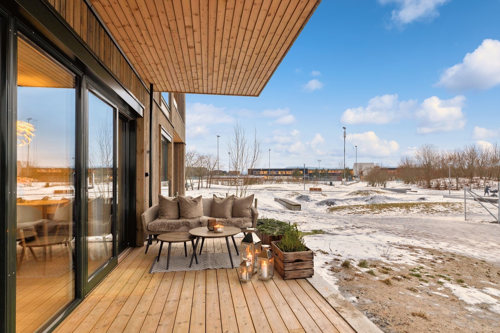 Fra stuen er det direkte utgang til en romslig markterrasse på 13 m². Galleribilde