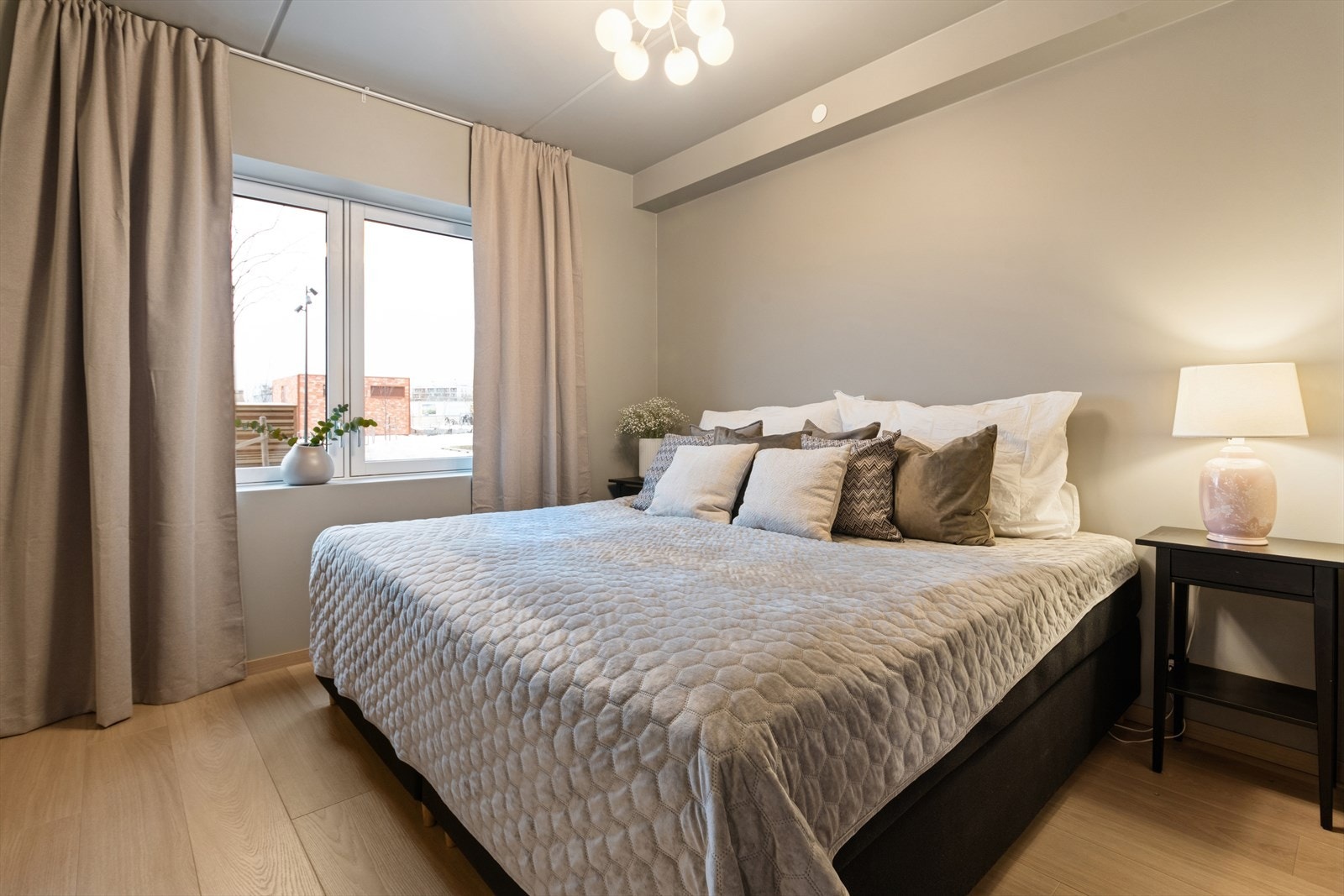 Også på soverommene er det vannbåren varme, som gir en lun og behagelig temperatur. Galleribilde