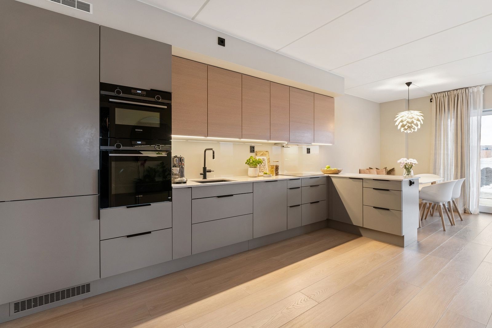 Kjøkkenet er fullt utstyrt med integrerte hvitevarer, inkludert stekeovn og kombinert mikro/stek. Galleribilde