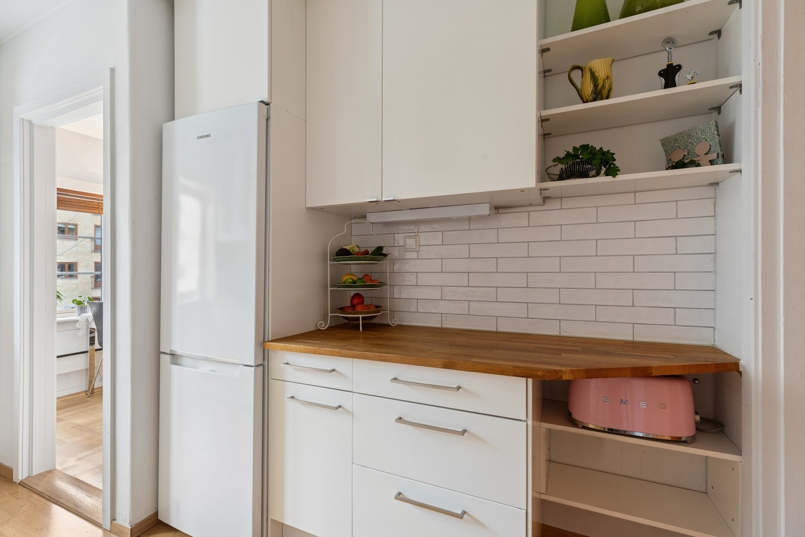 Kjøkkenet har integrert platetopp og stekeovn (medfølger), samt opplegg for oppvaskmaskin. Det er avsatt egen nisje for kjøl- og fryseskap. Galleribilde