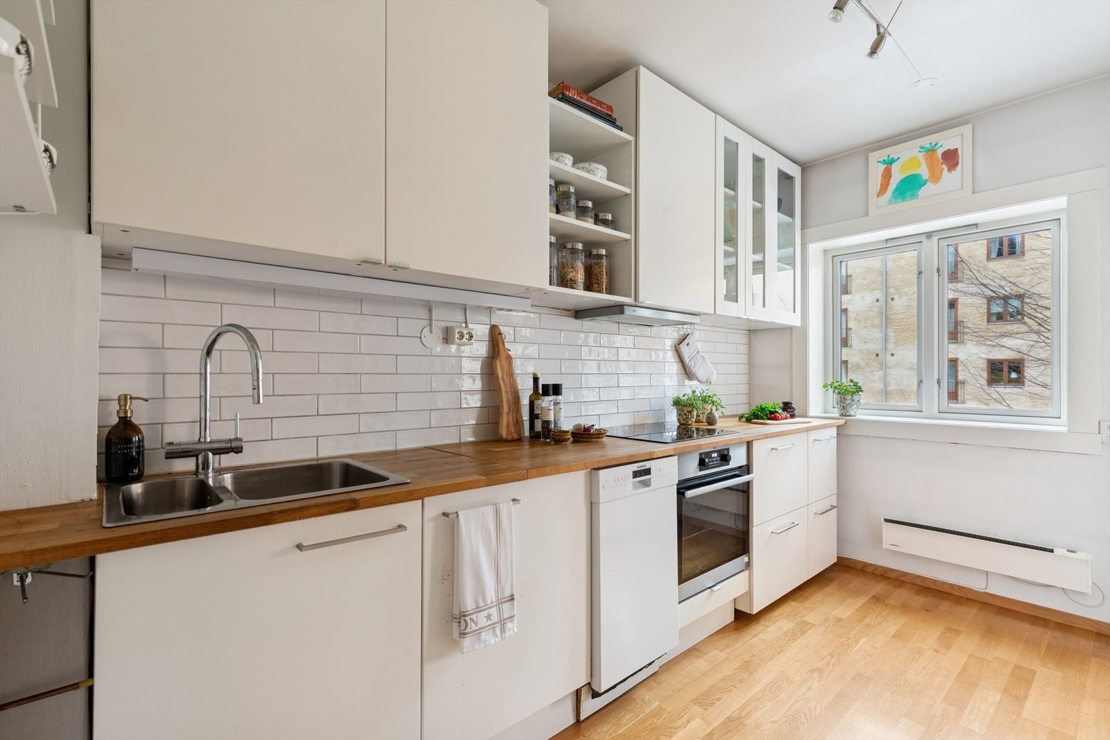 Leiligheten har et separat kjøkken med egen dør både mot stue/spisestue og mot entréen. Galleribilde