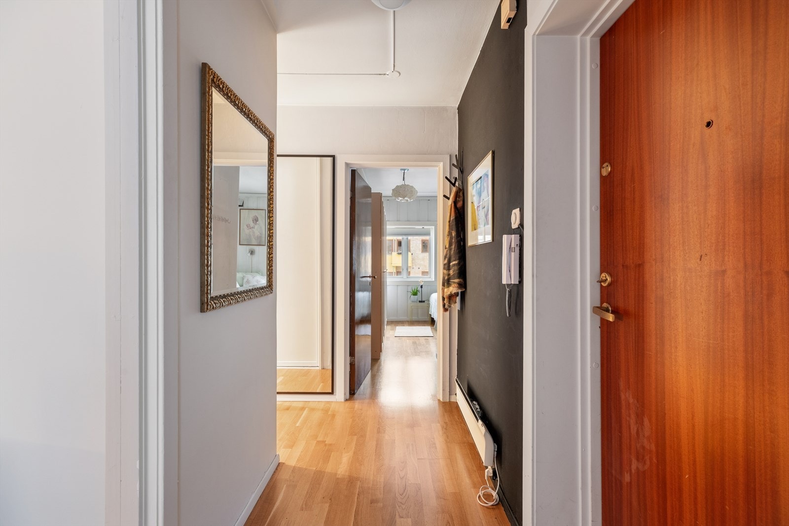 Leiligheten byr på flotte kvaliteter som store vinduer, gode oppbevaringsmuligheter og en barnevennlig planløsning. Galleribilde