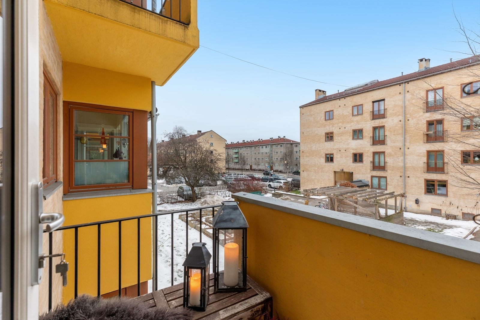 Leiligheten har både en vestvendt balkong med utgang fra stuen og fransk balkong på hovedsoverommet. Galleribilde