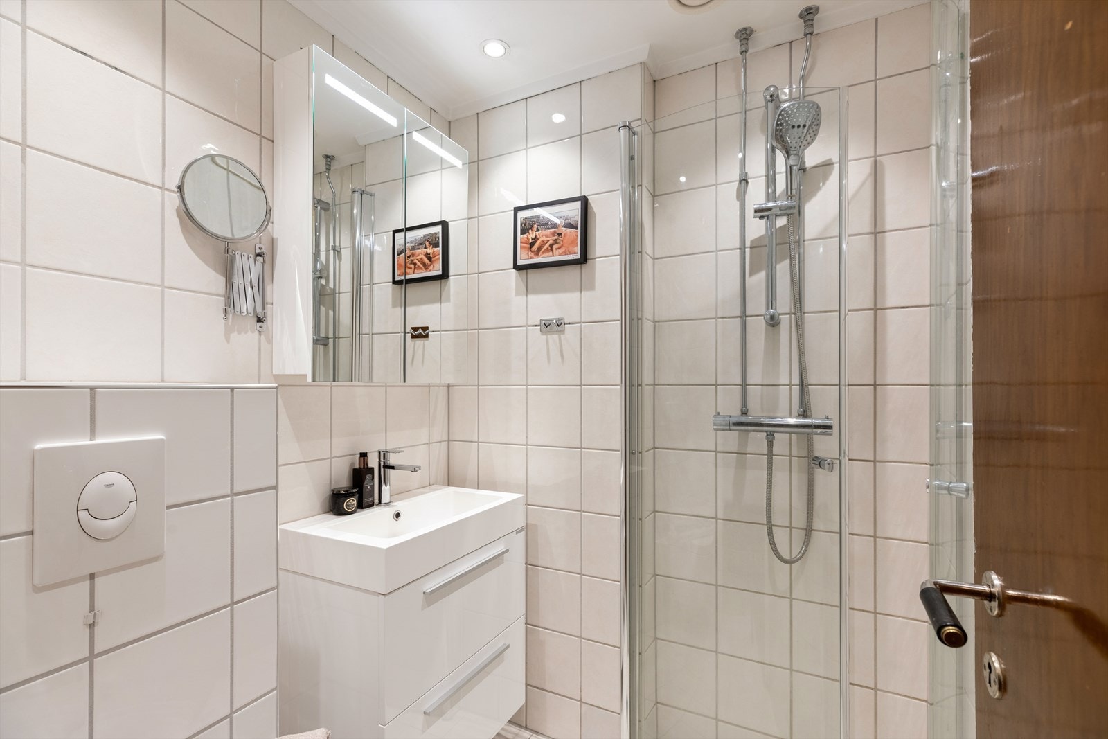 I 2016 ble badet oppgradert med ny innredning, og i 2022 fikk badet nytt gulv med nye varmekabler og termostat, samt nye innfelte lamper med dimmer. Galleribilde