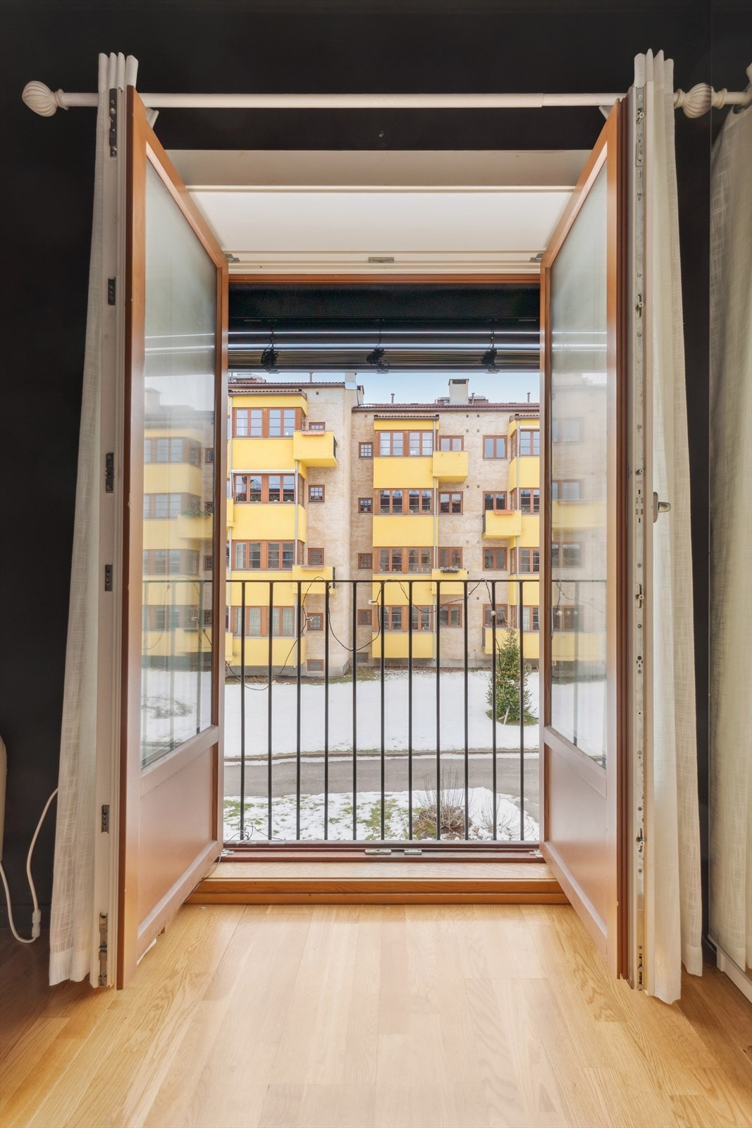 Her er det en fransk balkong med en 2-fløyet balkongdør fra 2009, som gir rommet ekstra lys og en fin kontakt med uteområdet. Galleribilde