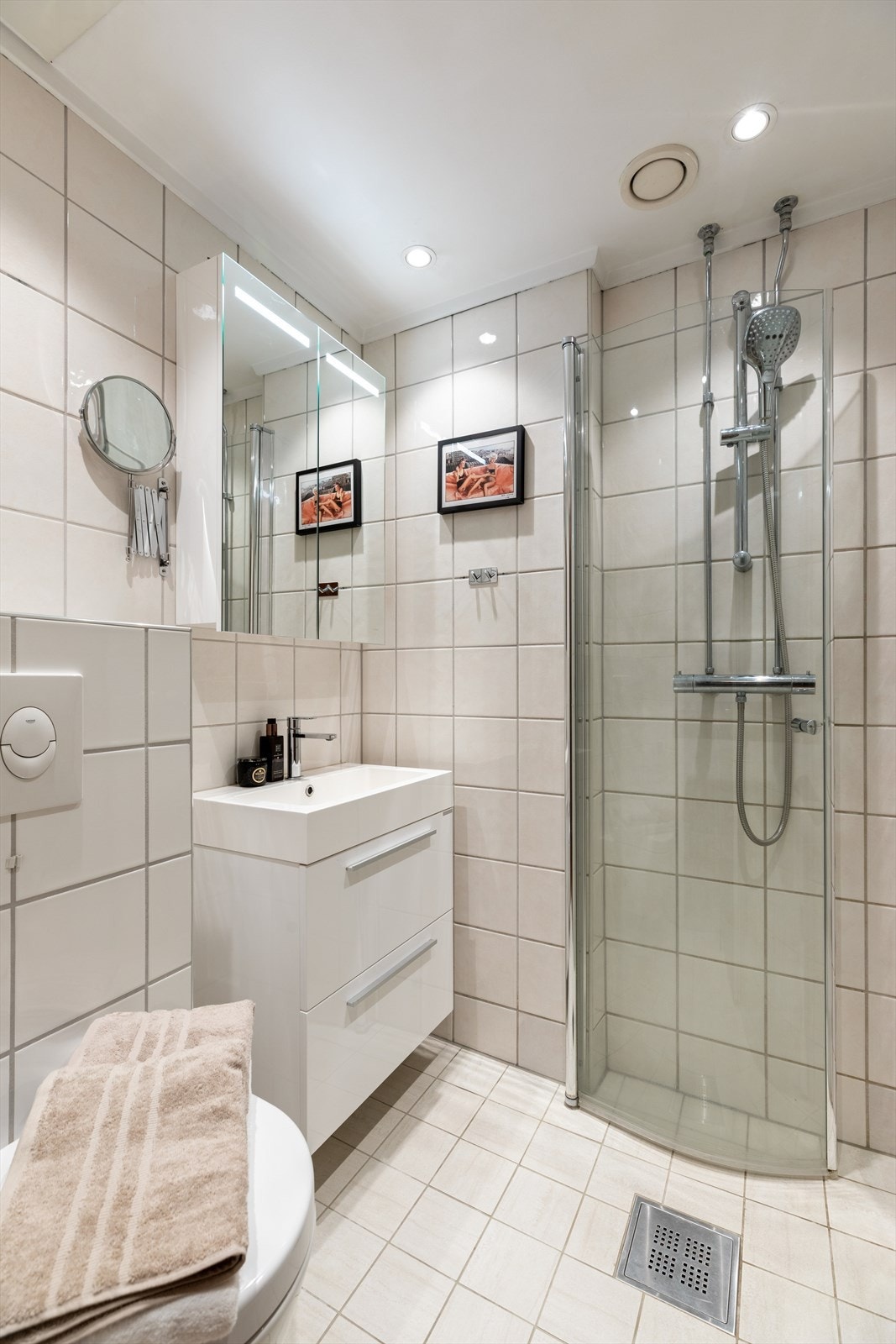 Flislagt bad med varme i gulvet og downlights i himlingen. Badet er oppusset i regi av aksjelaget i 2007. Galleribilde