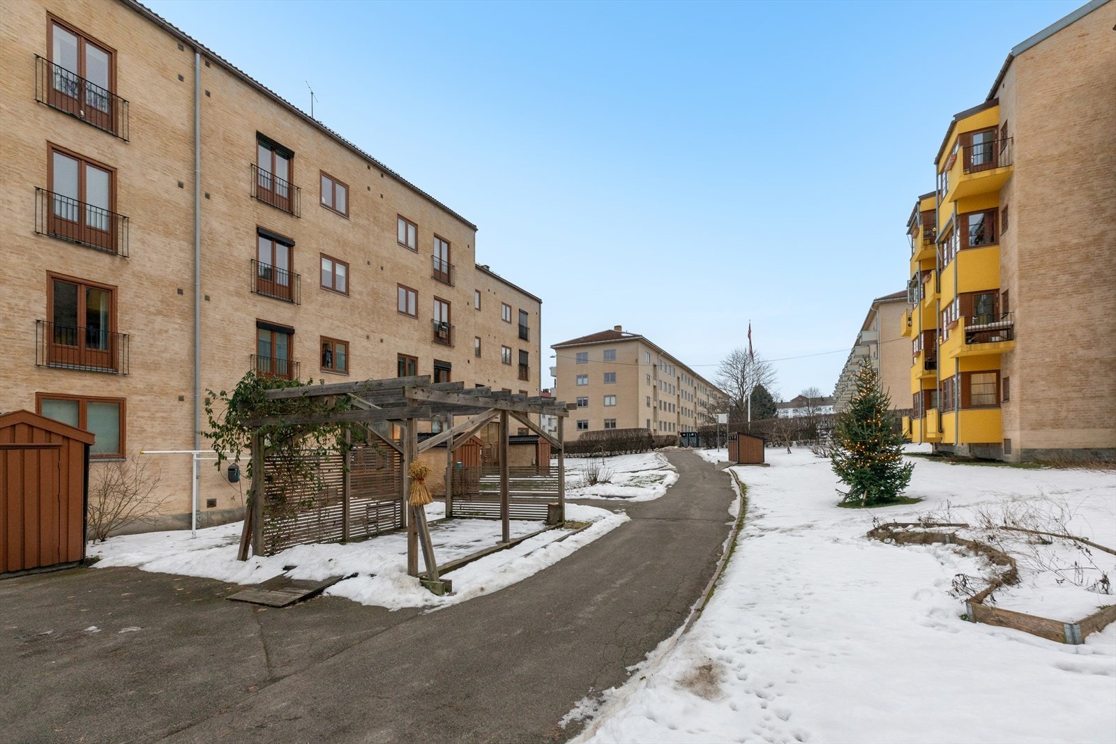 Aksjelaget har flotte utearealer med asfaltert gangvei og hyggelige grøntområder. Galleribilde