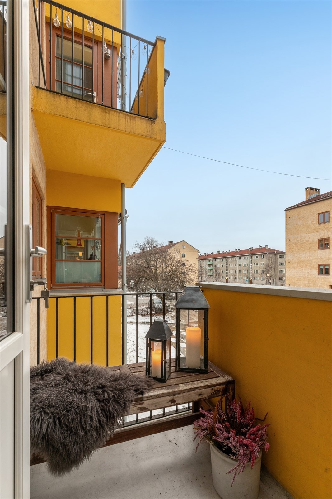 Leiligheten har en hyggelig balkong på 1,7 m² med adkomst fra stue/spisestue, som skaper en forlengelse av boligen i sommerhalvåret. Galleribilde