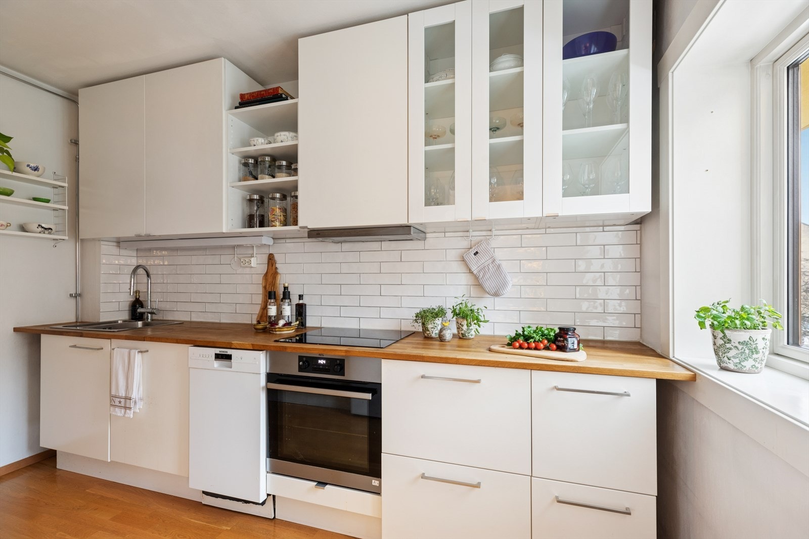 Kjøkkenet ble opprinnelig installert i 2012, men ble påkostet og modernisert i 2016 med enkelte nye skrog, benkeplate, kum, fliser og belysning. Galleribilde