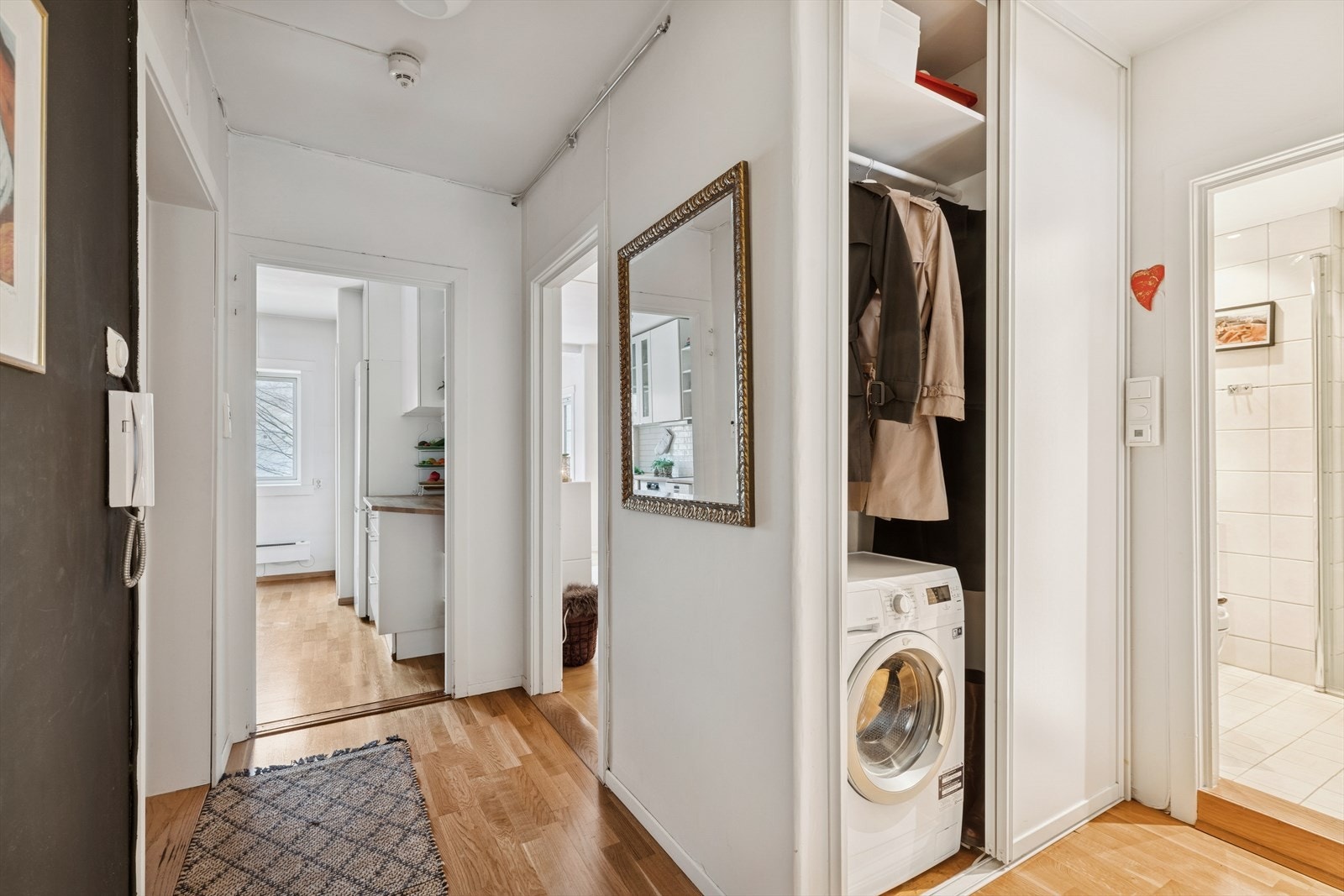 I entréen finner du en praktisk garderobe med både opplegg for vaskemaskin og plass til oppheng av klær. Galleribilde