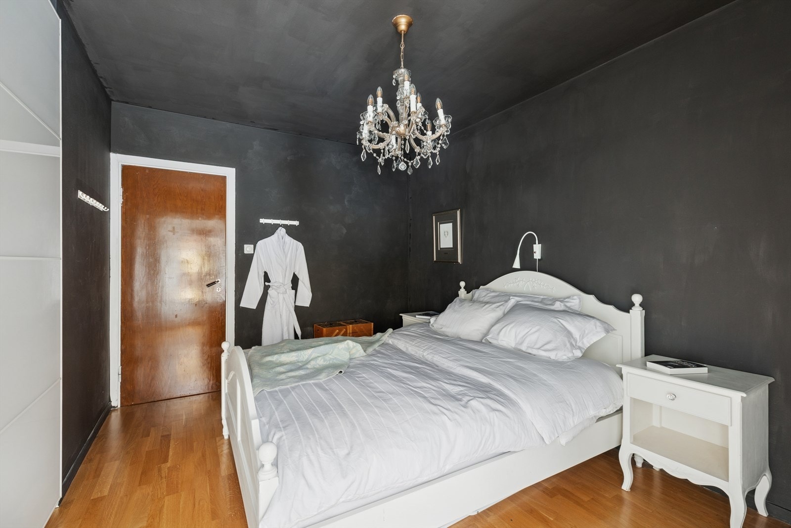 På soverommet er det god plass til både kontorhjørne, ekstra garderobe eller annet ønskelig møblement. Galleribilde