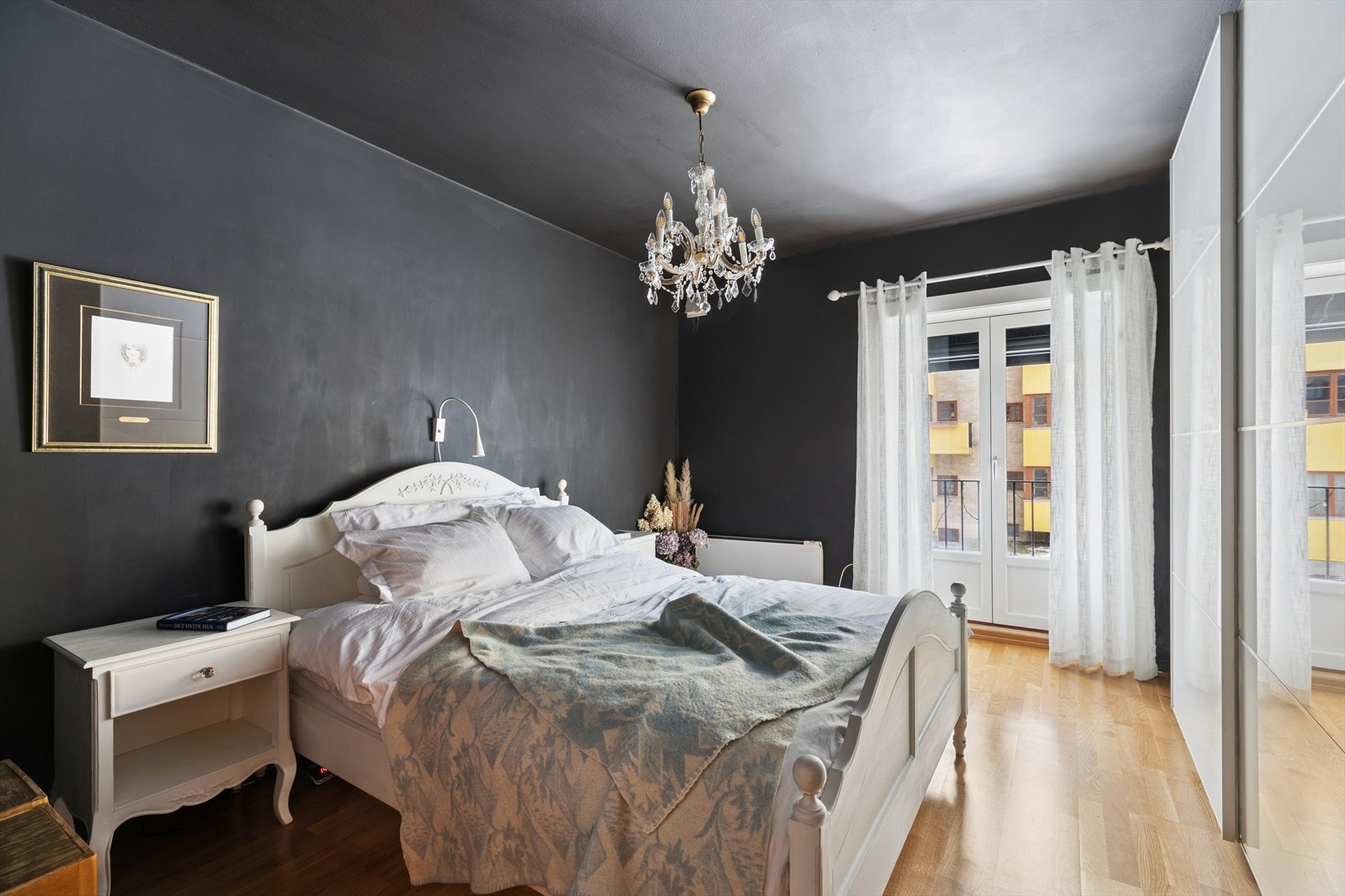 Soverommet er av spesielt god størrelse med plass til både dobbeltseng og garderobeløsning. Galleribilde