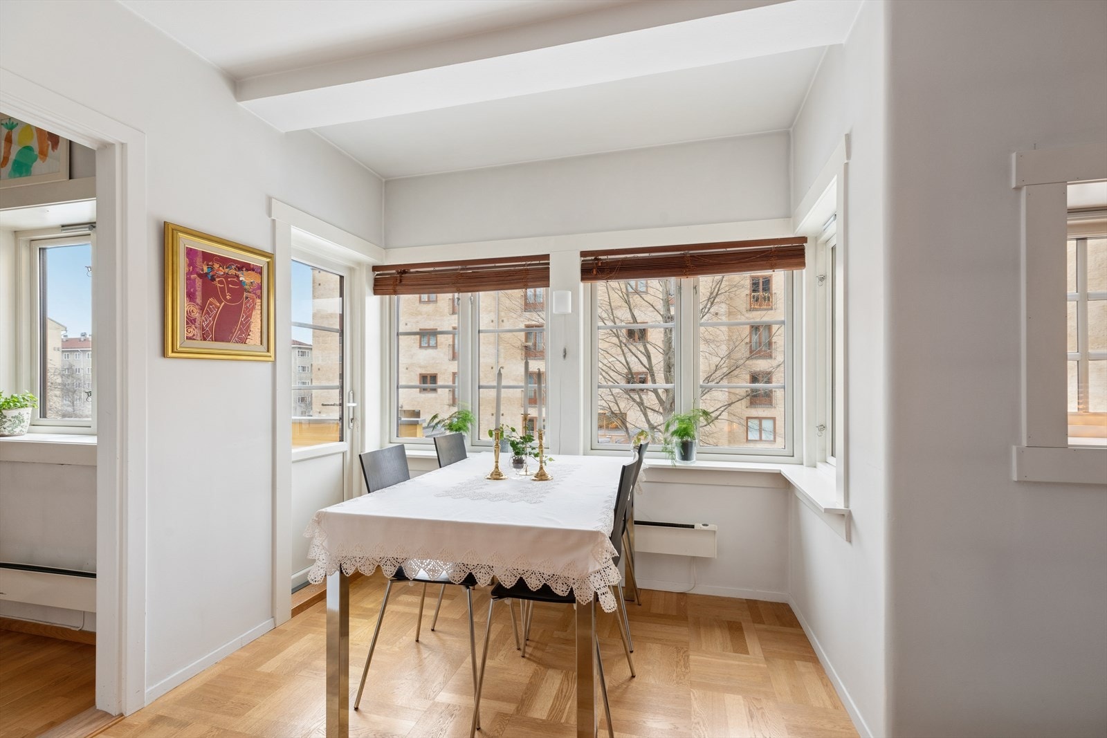 Spisestuen er omkranset av vakre vinduer med sprosser som gir et klassisk preg (fra 2010). Galleribilde