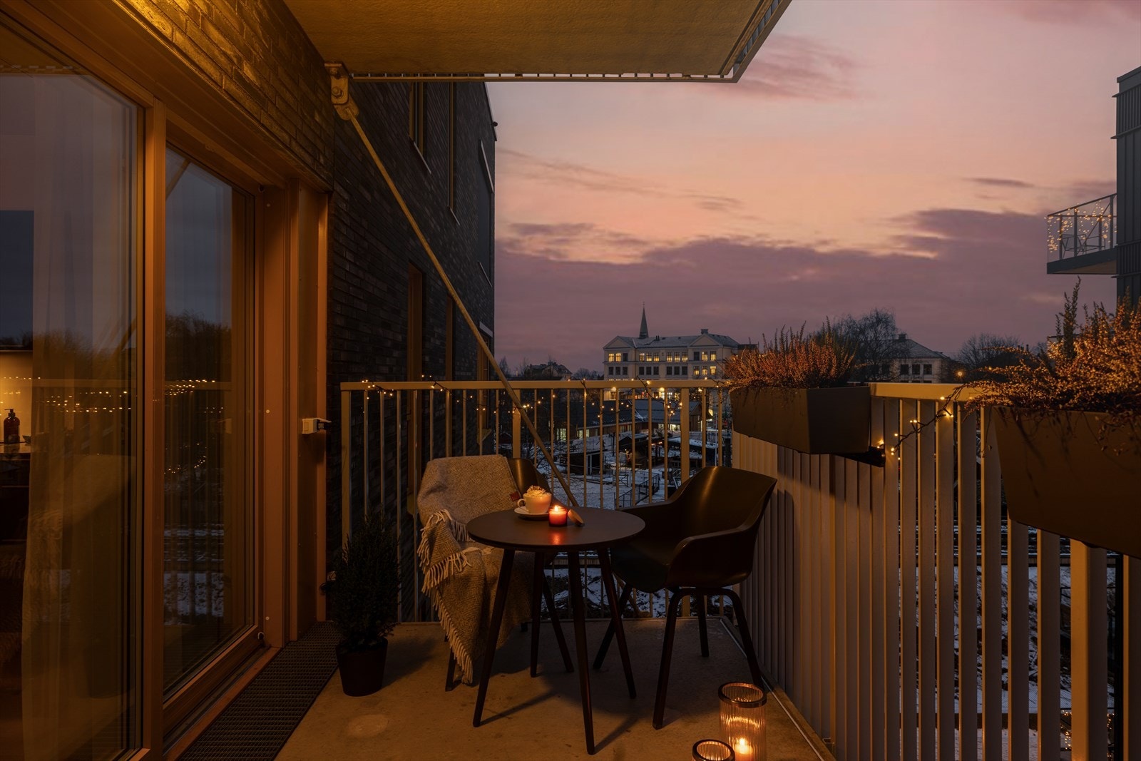 Skyvedøren sørger for en sømløs overgang mellom ute- og innerom. Galleribilde