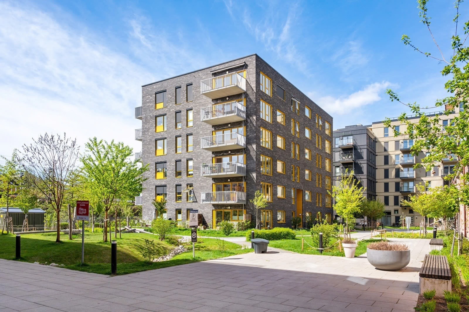 Leiligheten har en attraktiv beliggenhet i et urbant og familievennlig nabolag med svært hyggelige naboer og et trivelig nærmiljø Galleribilde