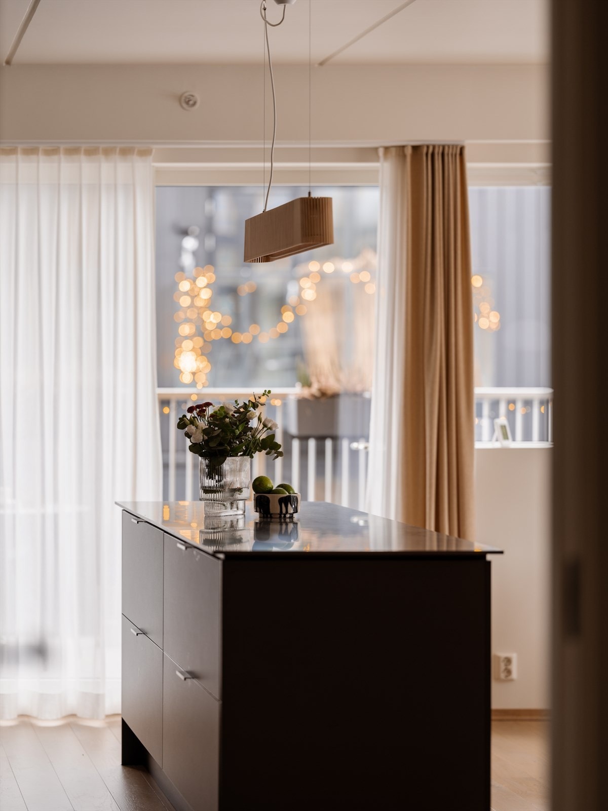 Flott kjøkkenøy som bidrar til ekstra god lagringsplass. Galleribilde