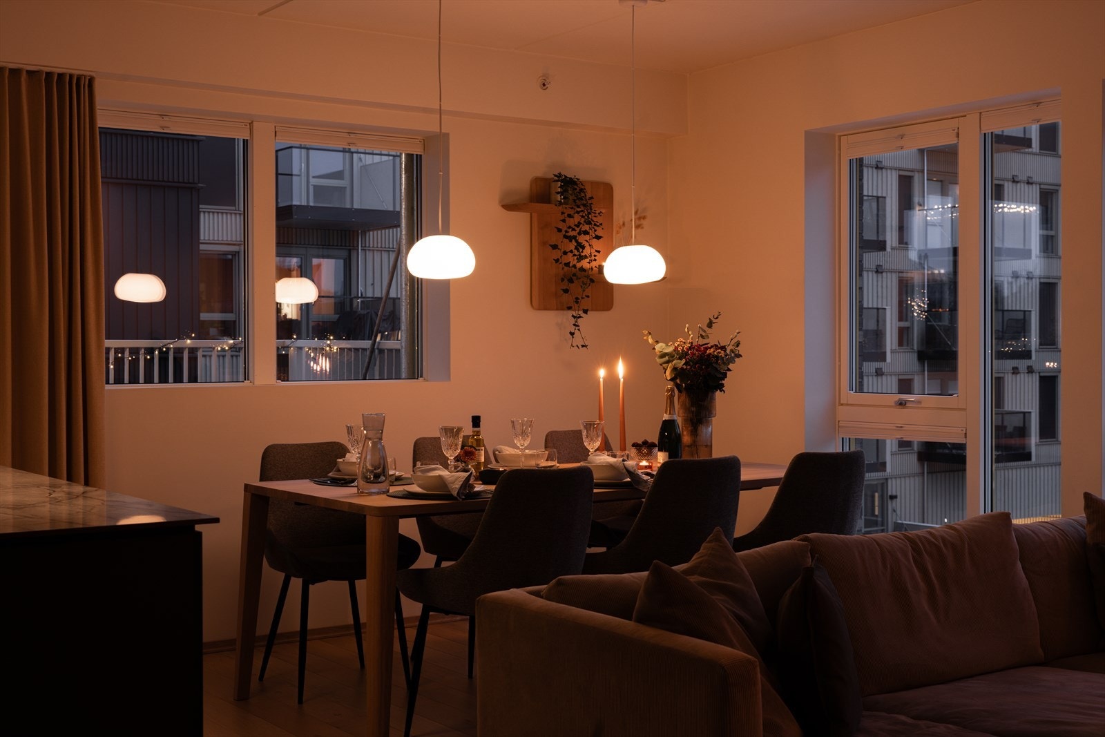 Et stilrent og moderne hjem i et nyere bygg fra 2020. Galleribilde