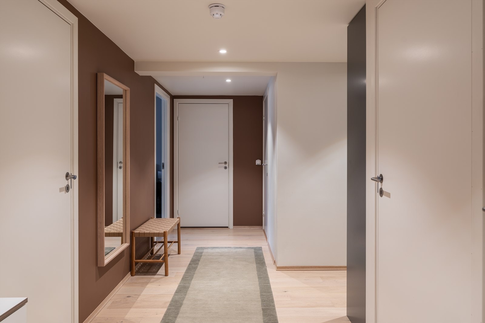 I gangen er det adkomst til en praktisk innvendig bod. Galleribilde