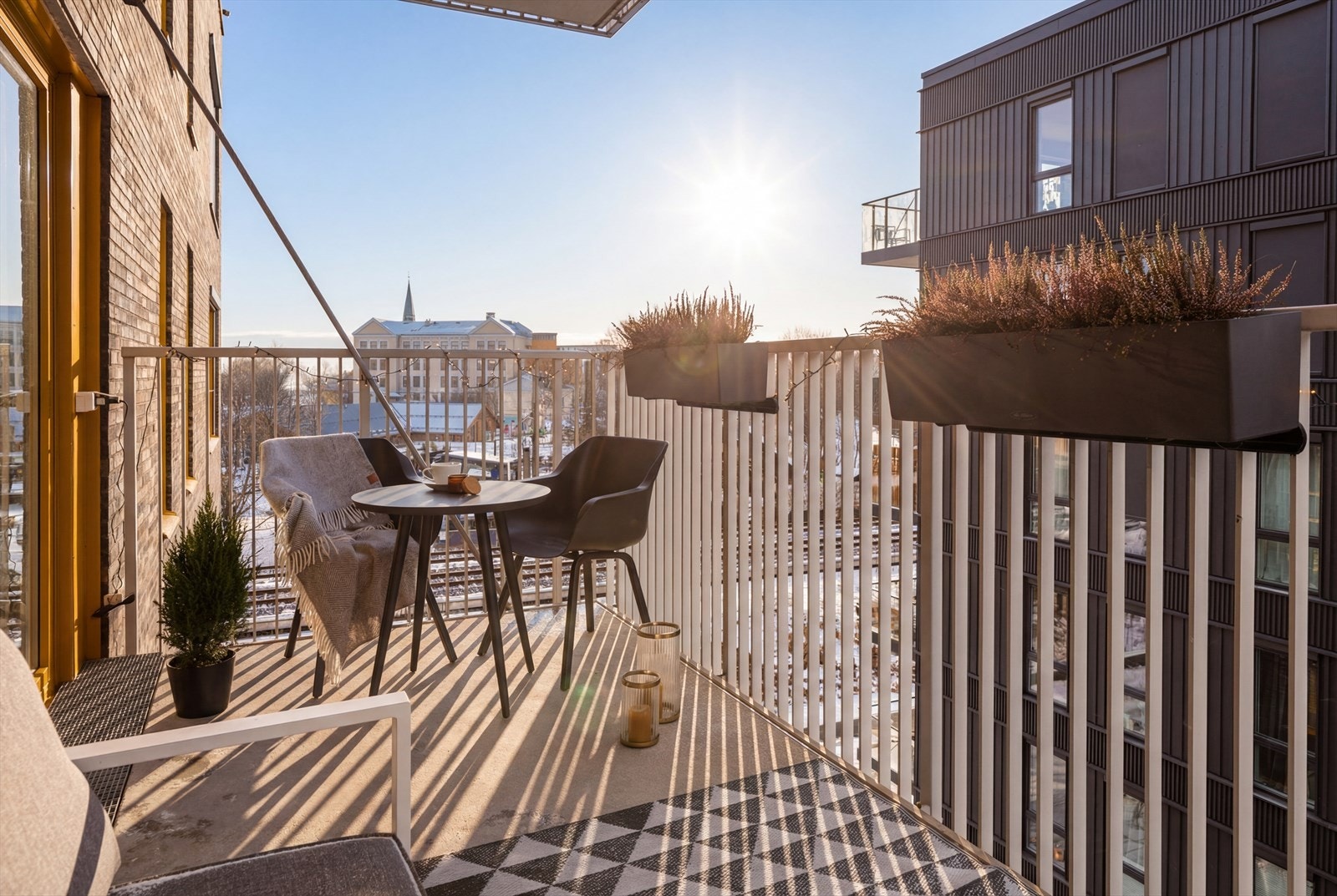 Her får dere god plass til både utelounge, spiseplass og grønne planter. Galleribilde