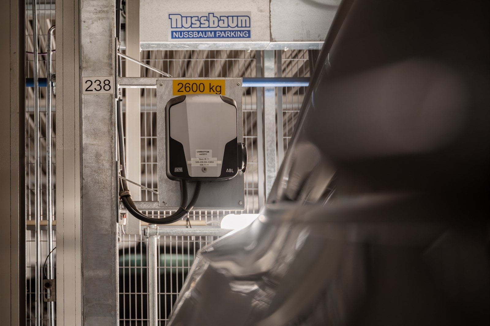 Det er elbil-lader på plassen. Galleribilde