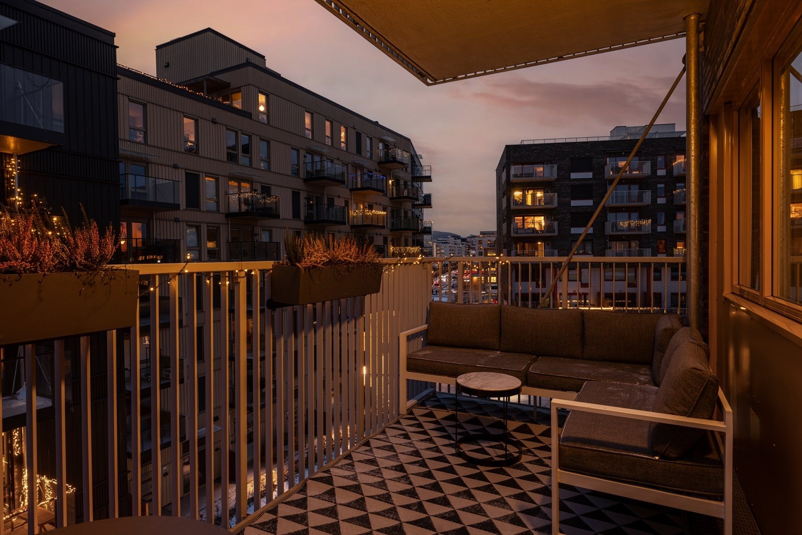 Det er utgang til en nordvestvendt balkong på 9m². Galleribilde