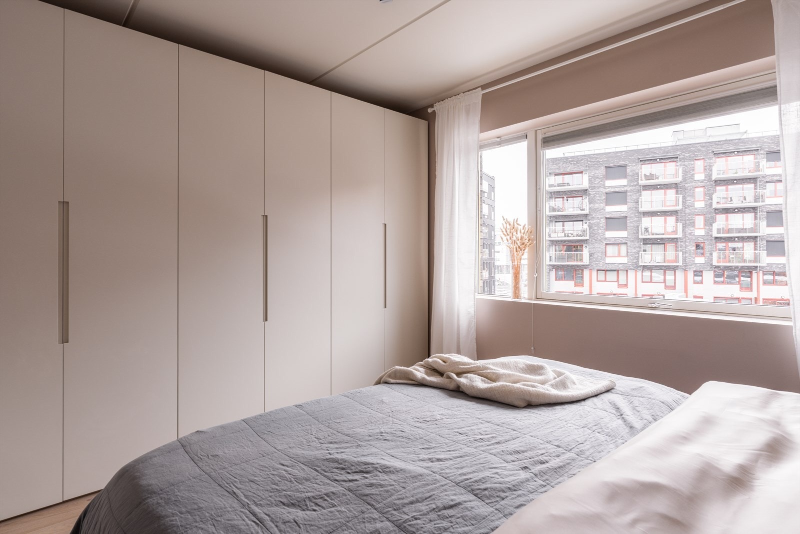 Gode muligheter for oppbevaring i dype, romslige garderobeskap. Galleribilde