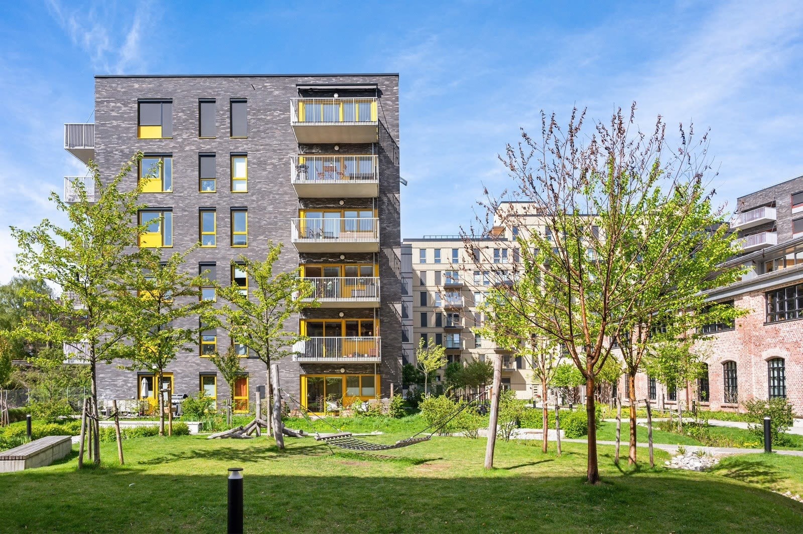 Boligen ligger i et skjermet, men samtidig urbant boområde med gangavstand til T-bane og alt man trenger i en hektisk hverdag Galleribilde