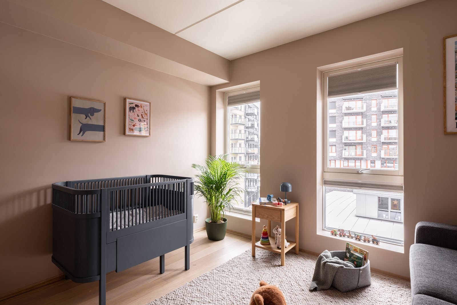 Lekkert barnerom for minstemann! Rikelig med naturlig lys og fine fargevalg gjør dette til et herlig barnerom eller gjesterom. Galleribilde