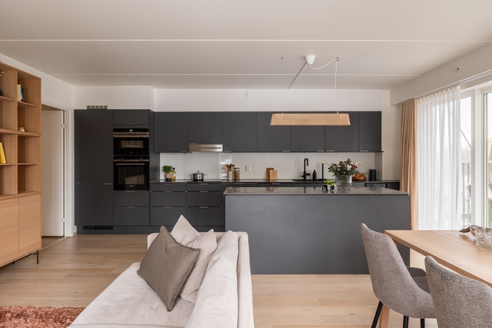 Stort, oppgradert kjøkken med svært god plass i både skuffer og skap. Galleribilde