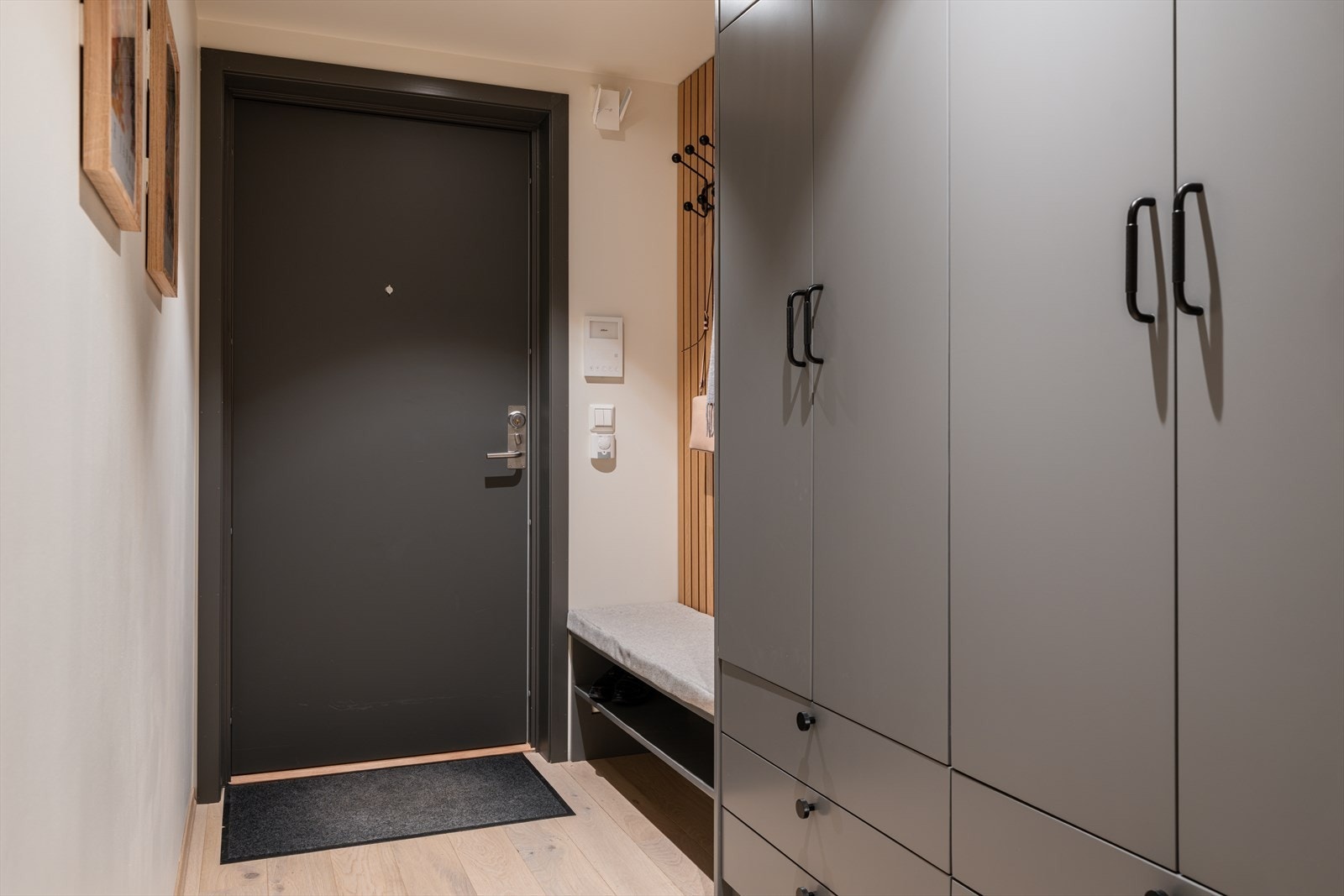 Innbydende entré med spesialtilpasset garderobeløsning. Galleribilde