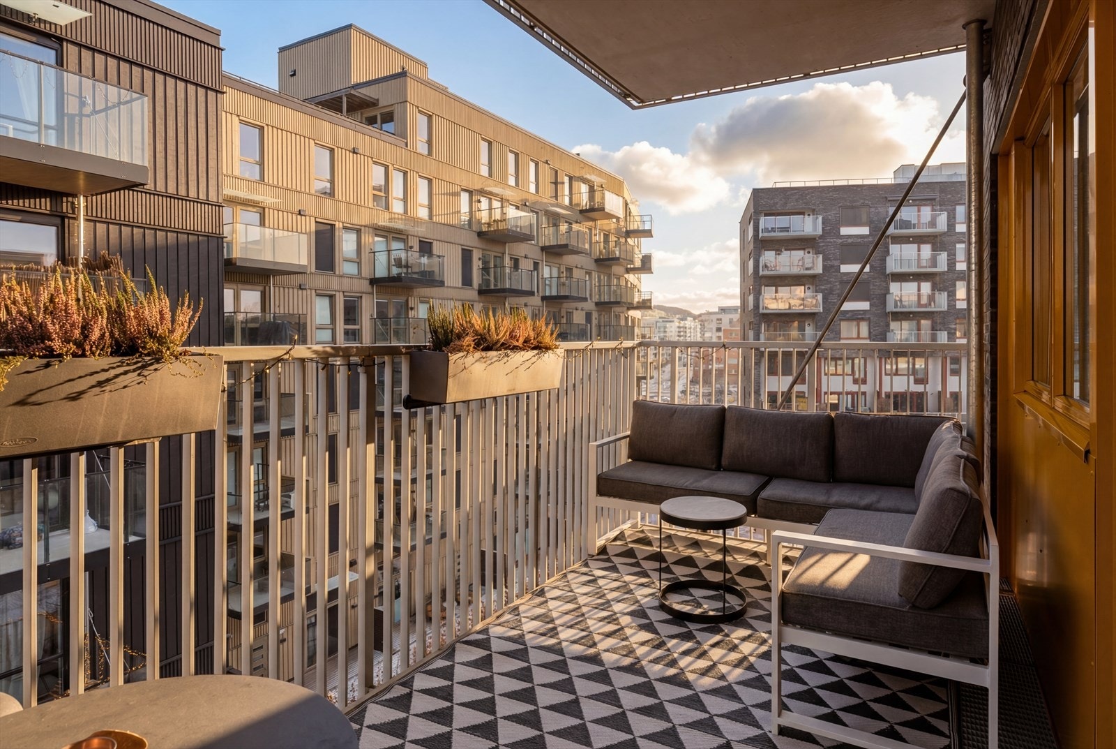 På sommerstid blir balkongen en naturlig forlengelse av stuen. Galleribilde