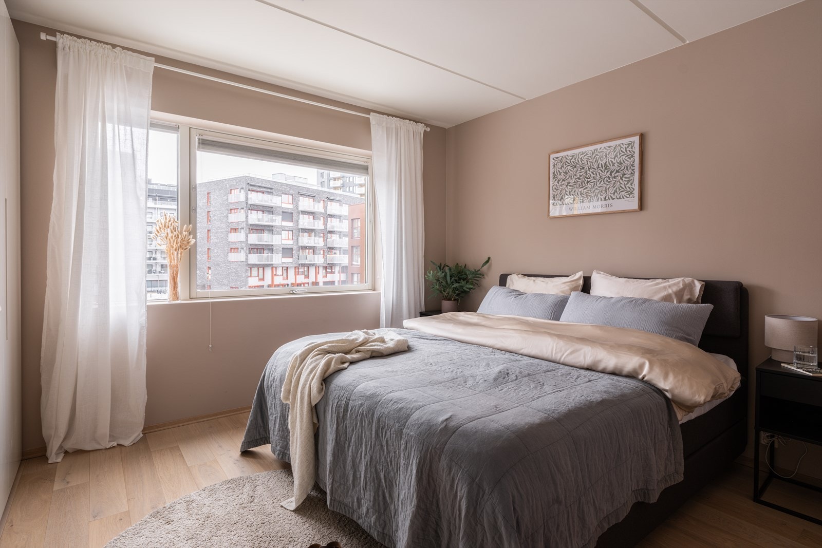 Luftig og delikat hovedsoverom med mye naturlig lys fra store vindusflater. Galleribilde