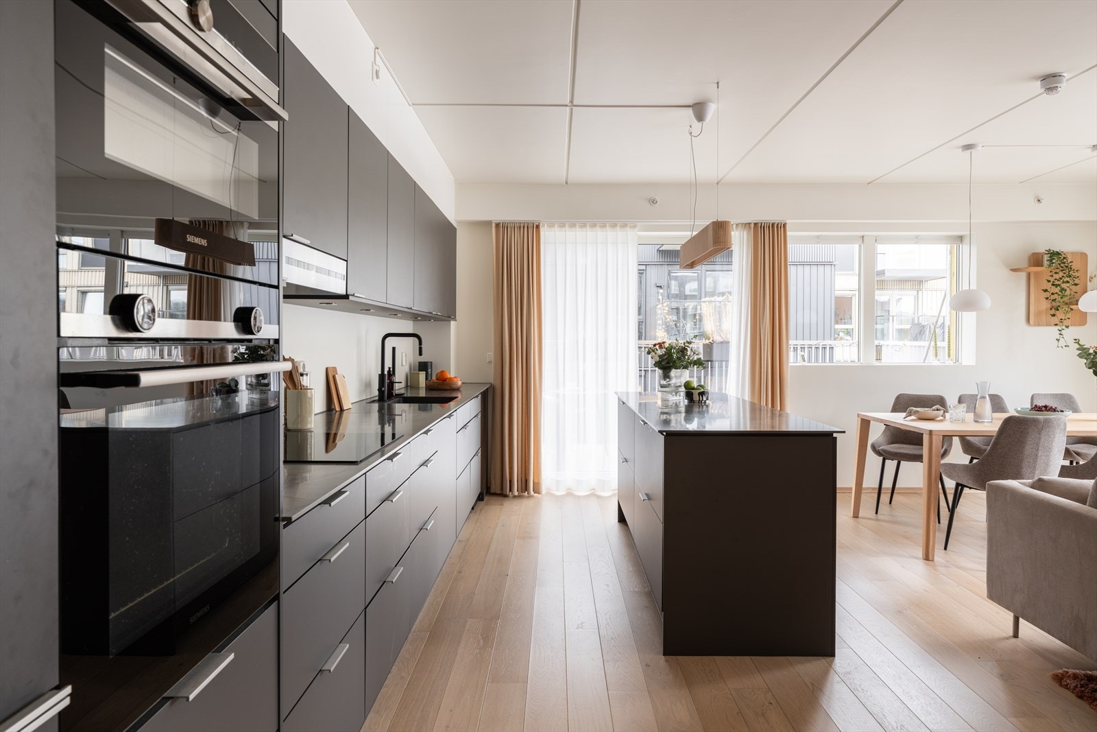 Et luftig og innbydende allrom med gode møbleringsmuligheter. Galleribilde