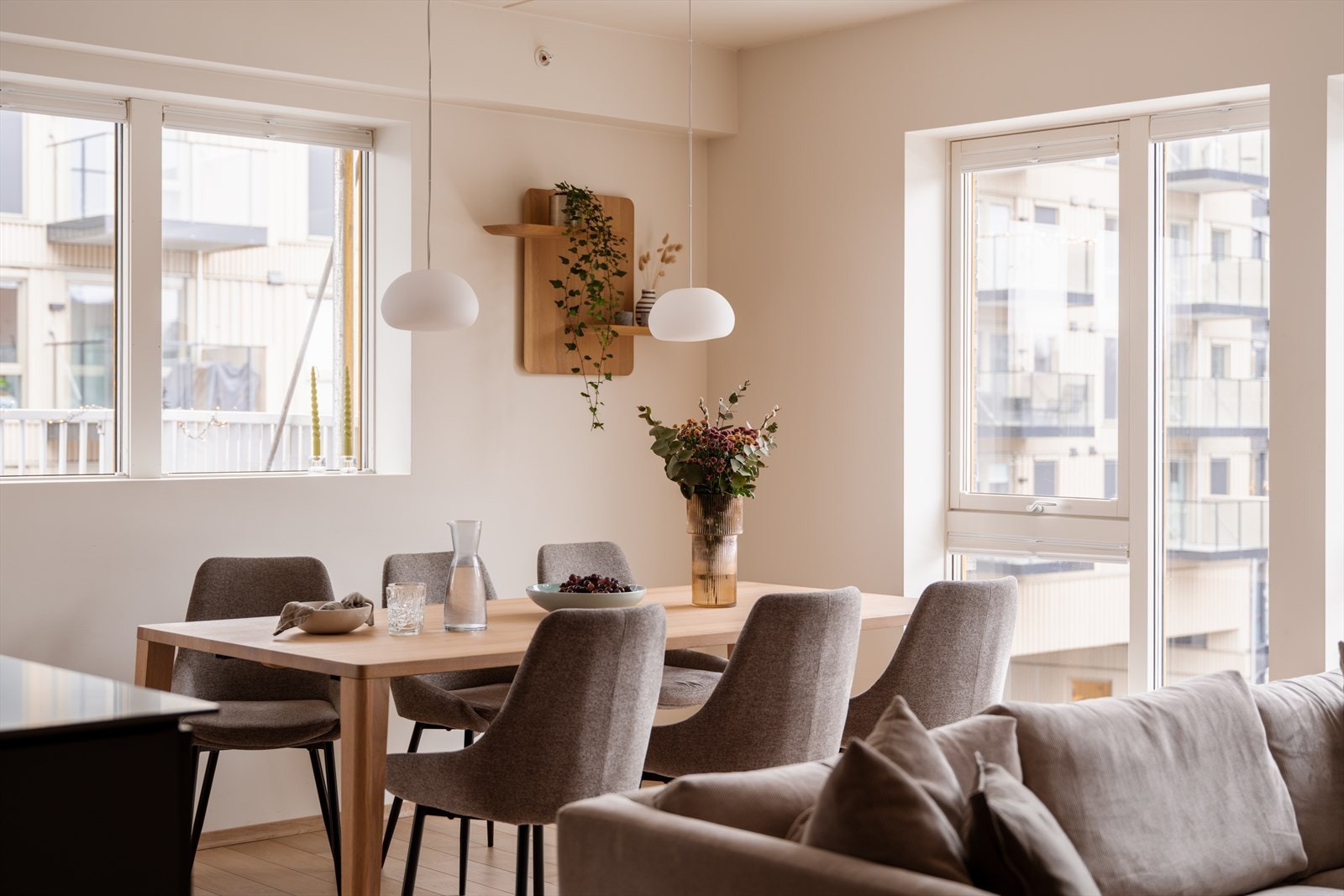 Planløsningen byr på gode soner med plass til både spiseplass og sofagruppe. Galleribilde