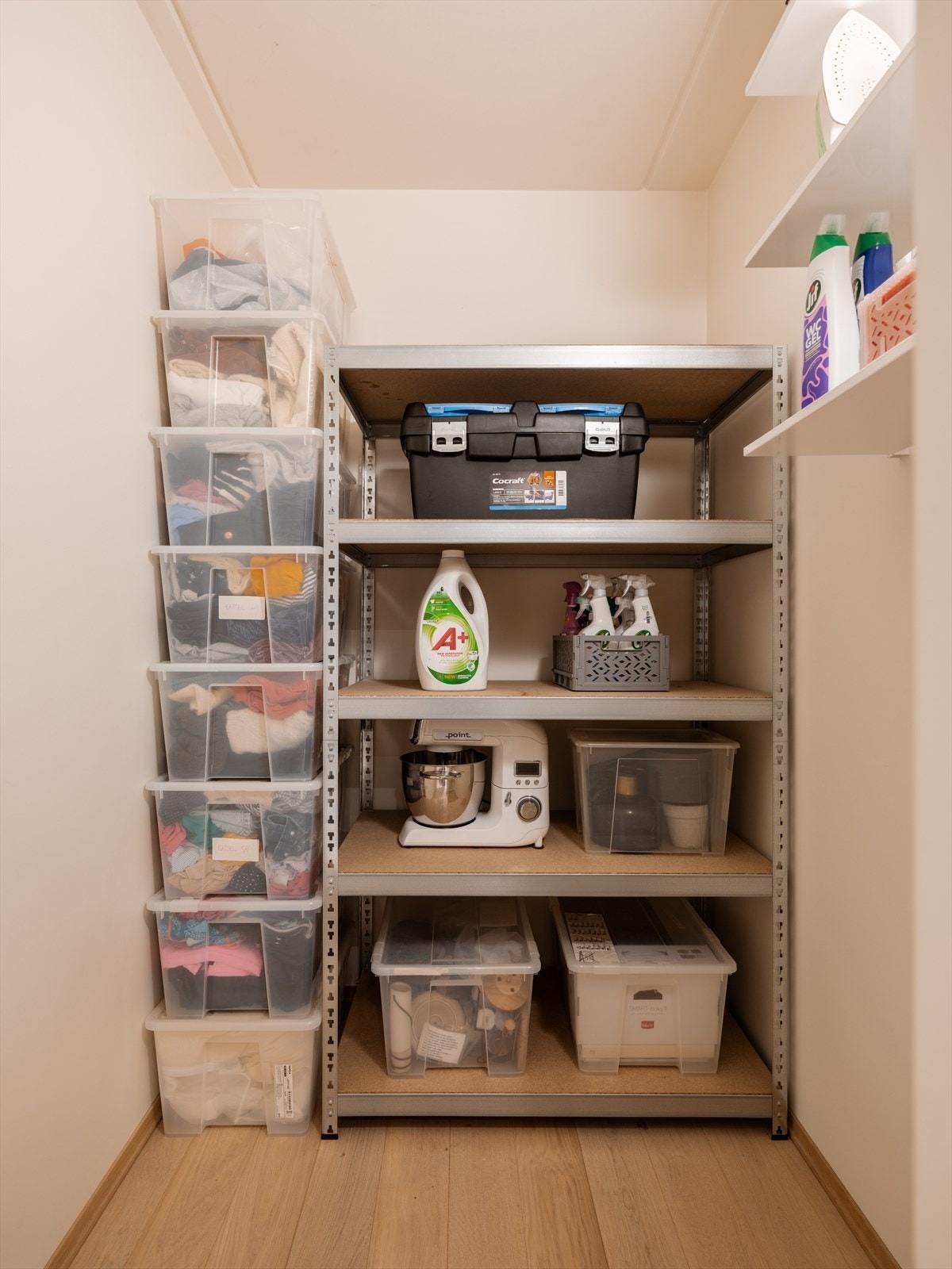 Boden er perfekt for å stue vekk støvsugeren, langkosten og alt du ellers ønsker gjemt, men innen rekkevidde. Galleribilde