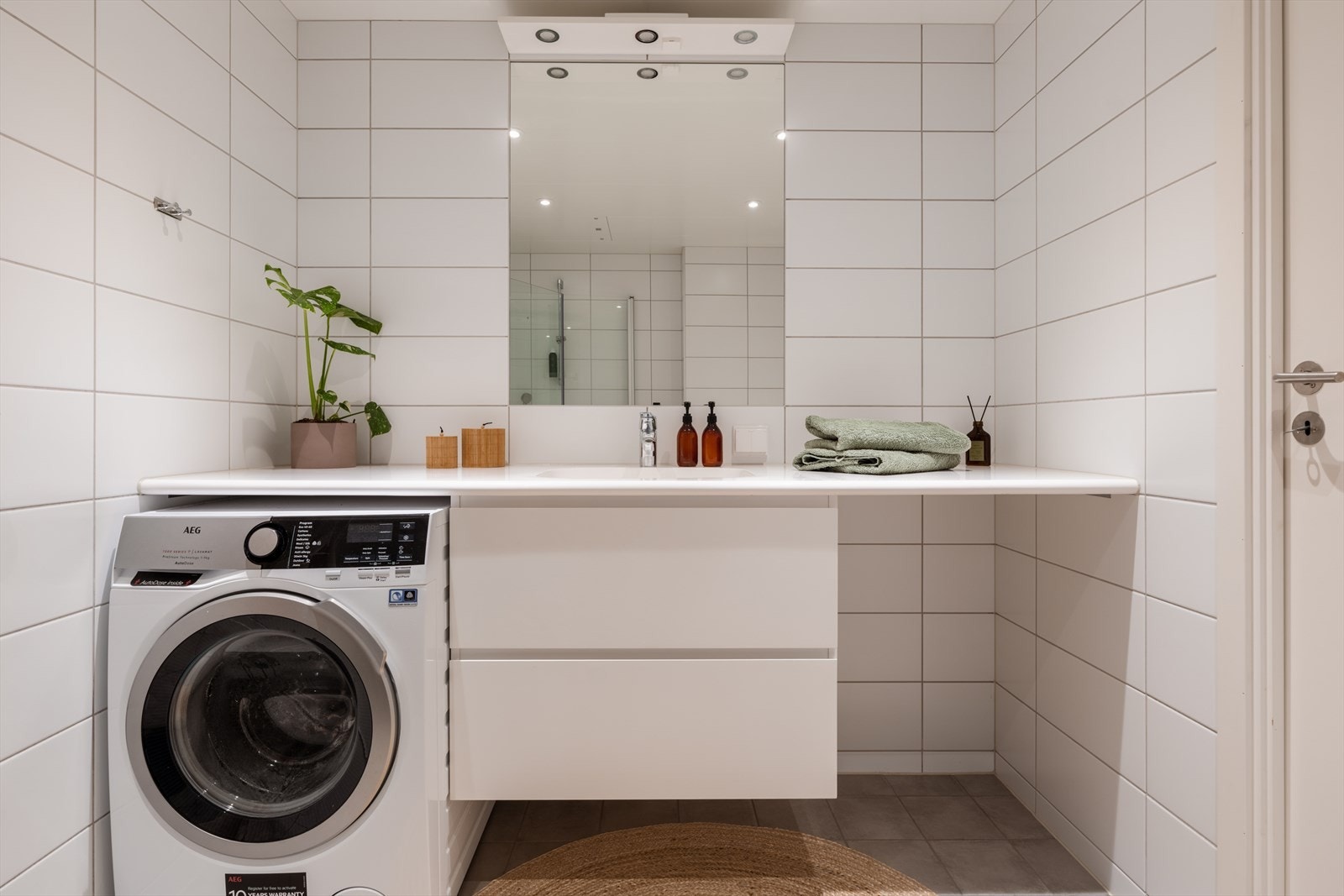 Under benkeplaten er det plass til både vaskemaskin og tørketrommel. Galleribilde