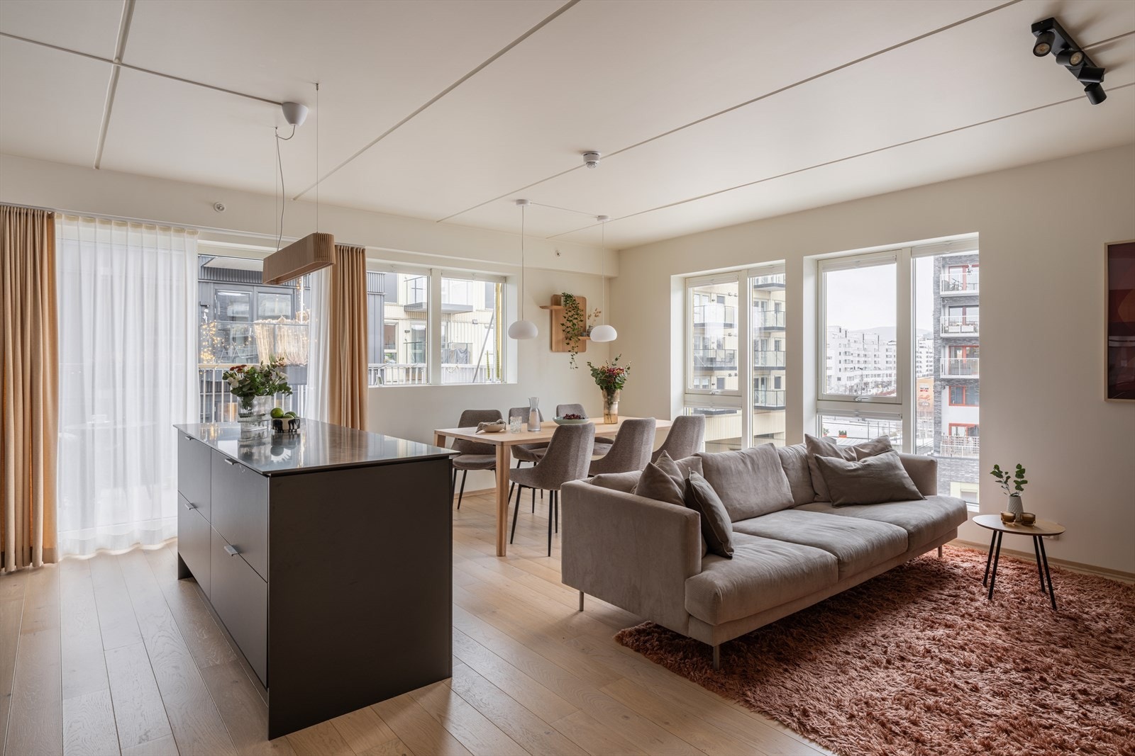 Leiligheten har en attraktiv hjørnebeliggenhet som gir ekstra gode lysforhold. Galleribilde