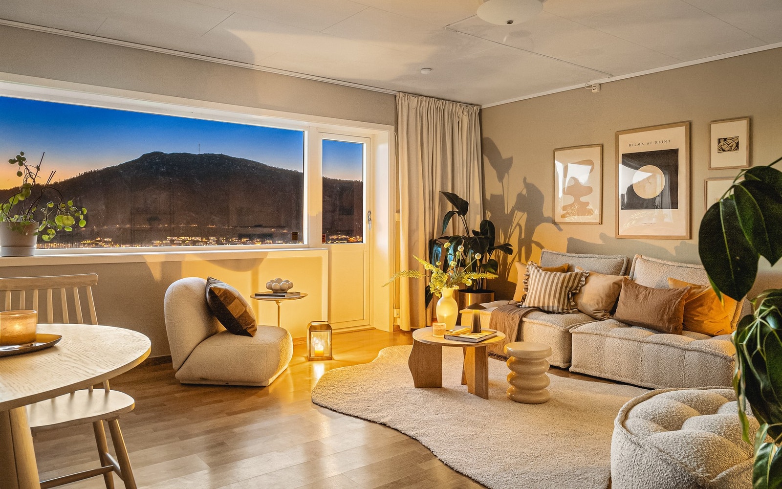 Her har du god plass til sofagruppe, mediemøblement og spisegruppe. Galleribilde