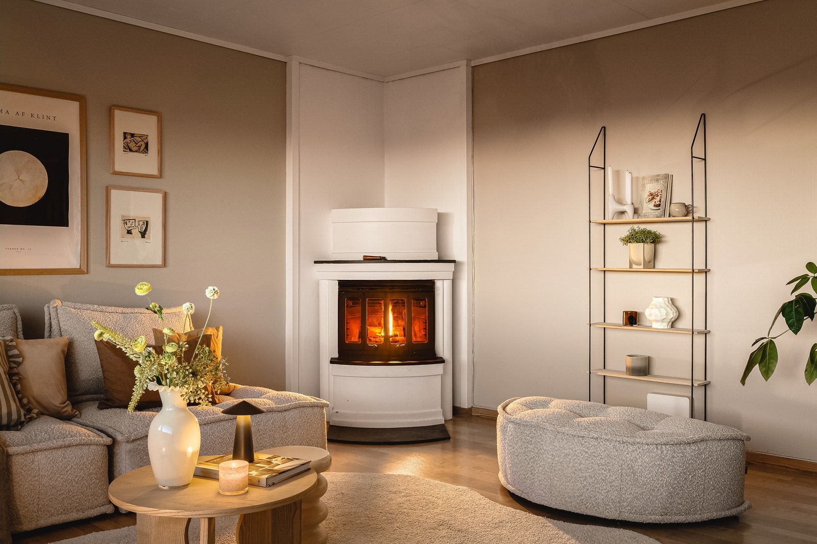 Peisen skaper en hjemmekoselig atmosfære. Galleribilde