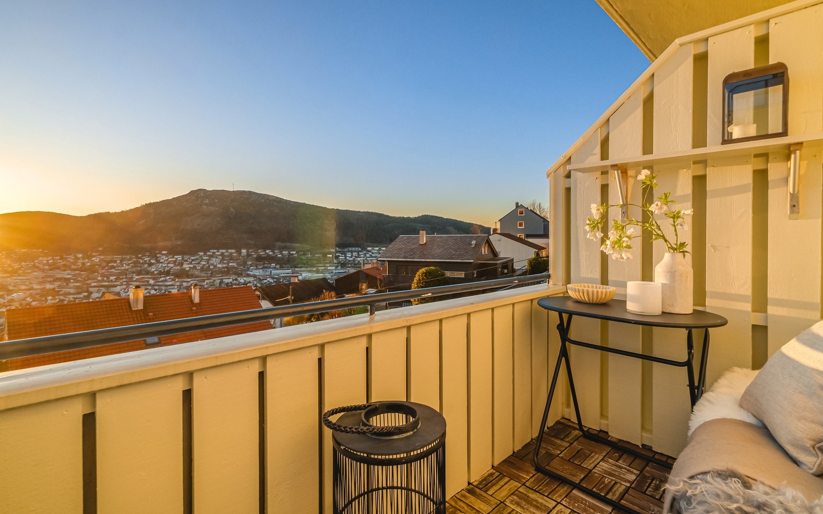 Fra stuen har du tilgang til en herlig uteplass. Galleribilde