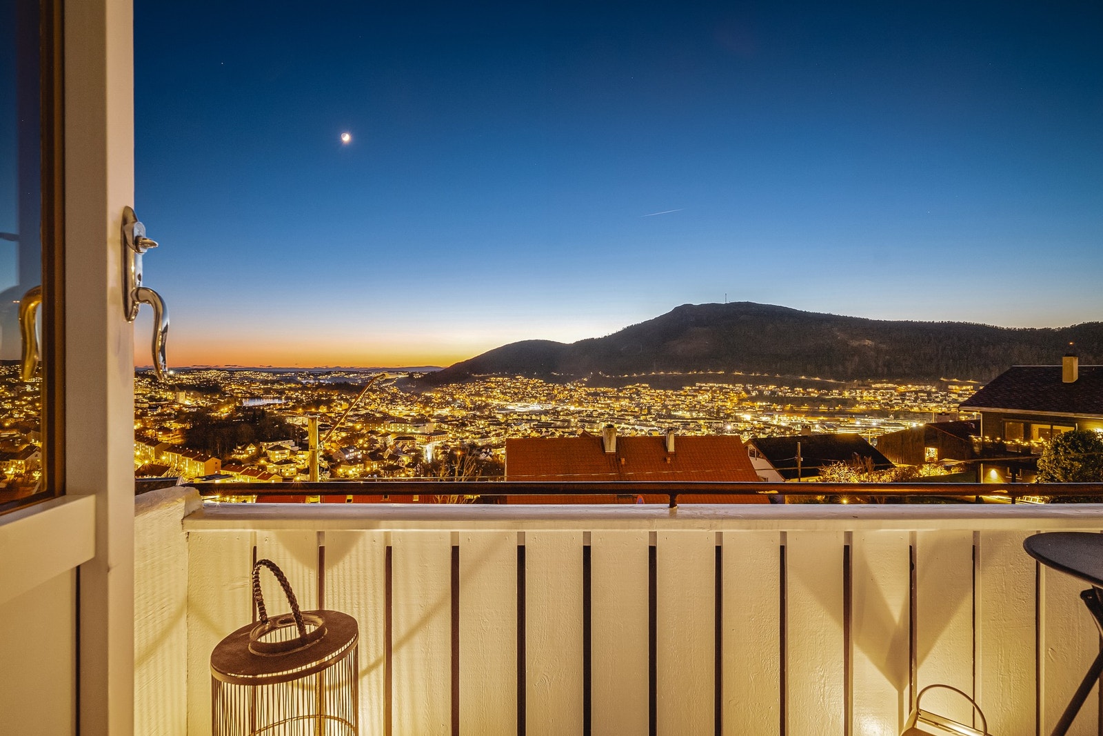 Dette er en pen 3-roms leilighet med sentral beliggenhet og nydelig utsikt. Galleribilde