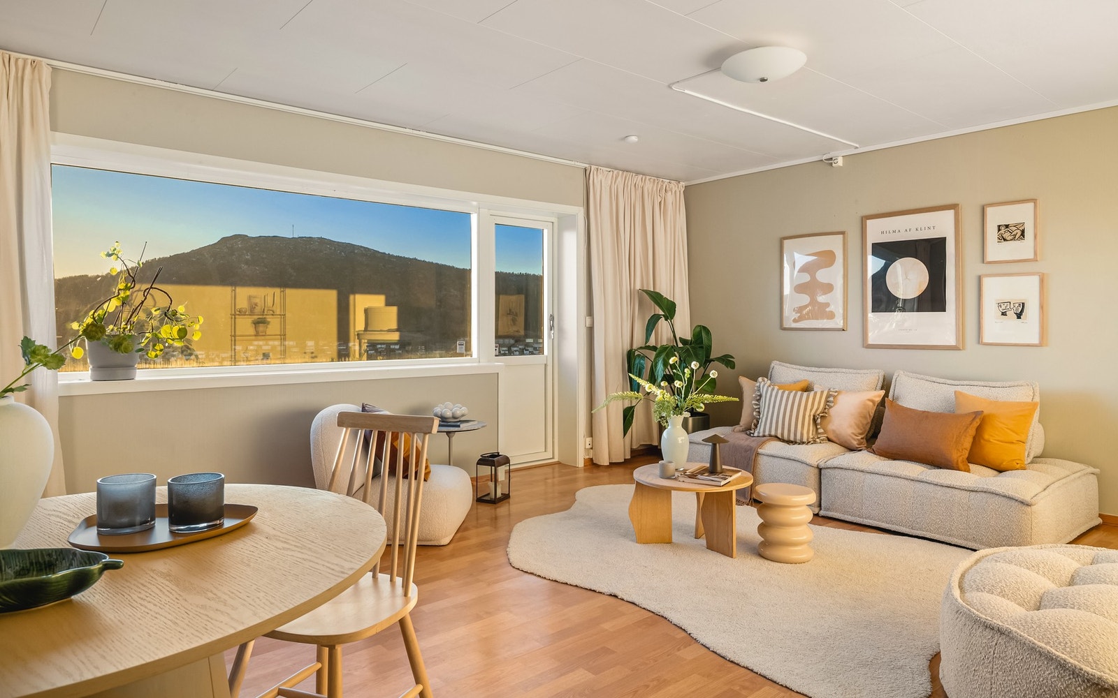 Videre inn i boligen møter du den lyse stuen. Galleribilde