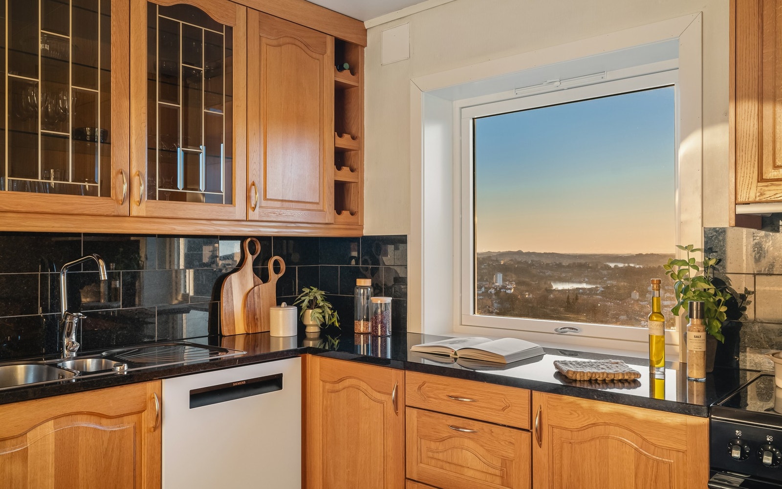 Fra kjøkkenet kan du også nyte den nydelige utsikten. Galleribilde